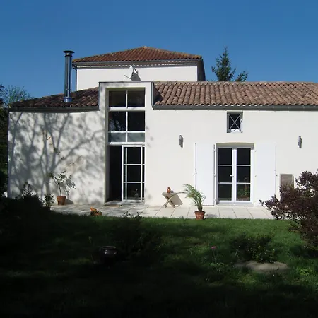 Ferme De Maillezais Bed & Breakfast