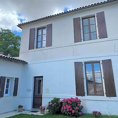 Ferme De Maillezais Bed & Breakfast